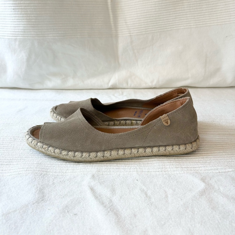 Stylish Olive Green Flats for Women - Picture 2 of 14